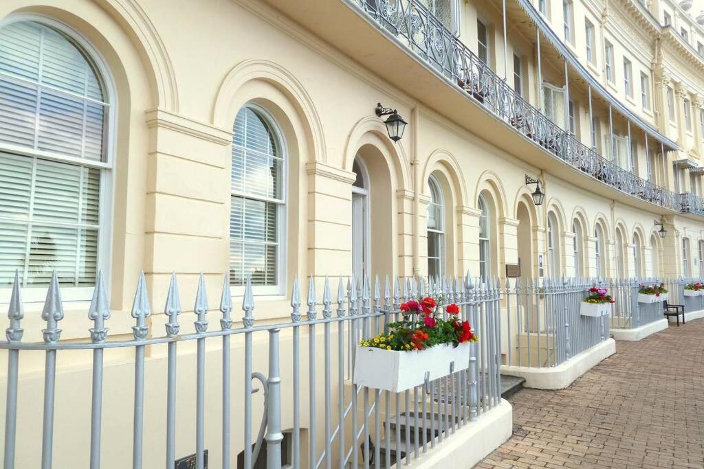 **Sunny And Bright, Thatchers Rock One Bed Beach Front Apartment*** Torquay Exteriér fotografie