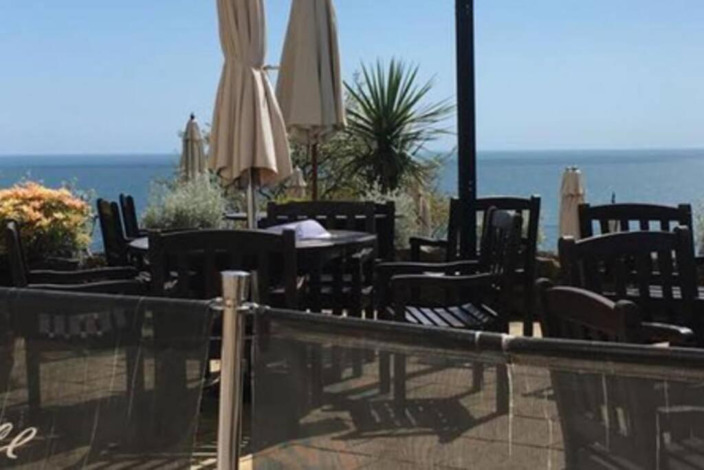 **Sunny And Bright, Thatchers Rock One Bed Beach Front Apartment*** Torquay Exteriér fotografie